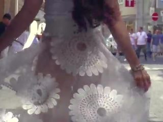 Funk град - jeny ковач walks в публичен в transparent рокля без да гащи