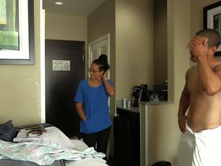 Dhomë service&excl; slutty latine shërbyese jolla fucks hotel guest dhe launches një mess në the room&period;