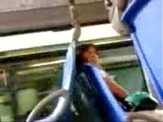 Quéquette clignotant à passionnant femme en la autobus
