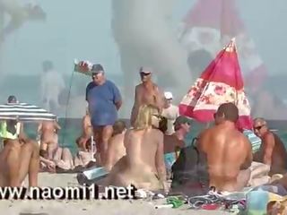 Naomi1 smaukymas a jaunas vaikinas apie a viešumas paplūdimys