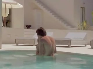Fantastico sensibile adulti film in il swimmingpool