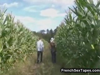 Encajar rubia diosa follada en un maíz campo